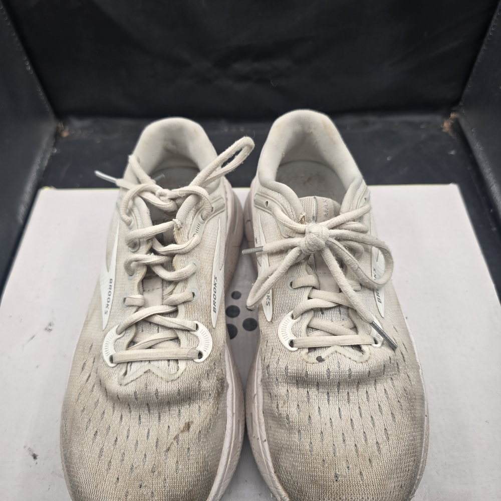 Brooks Women's‎ Athletic Shoes in Cream